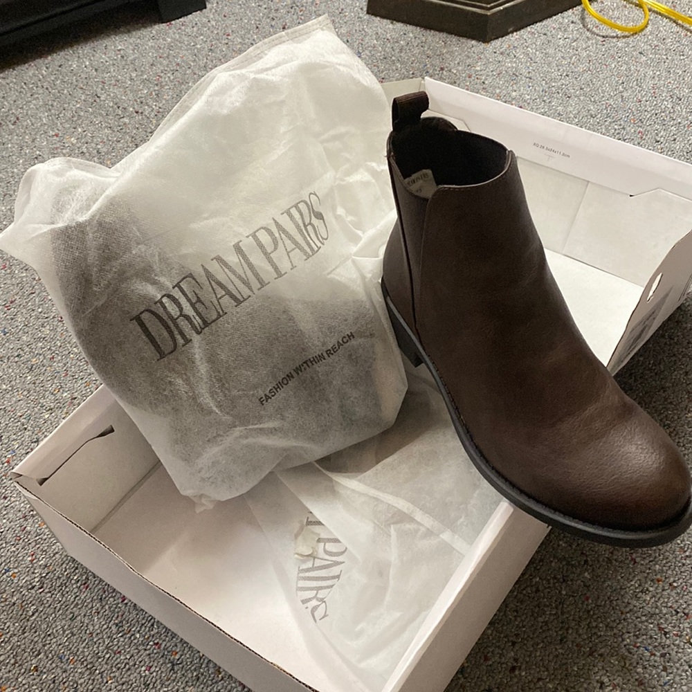 Dream pairs shoes. Size 7.5. Brown Isabella style. Too big.